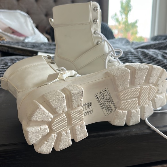 BRAND NEW FOREVER 21 WHITE COMBAT STYLISH BOOTS! - Picture 10 of 16
